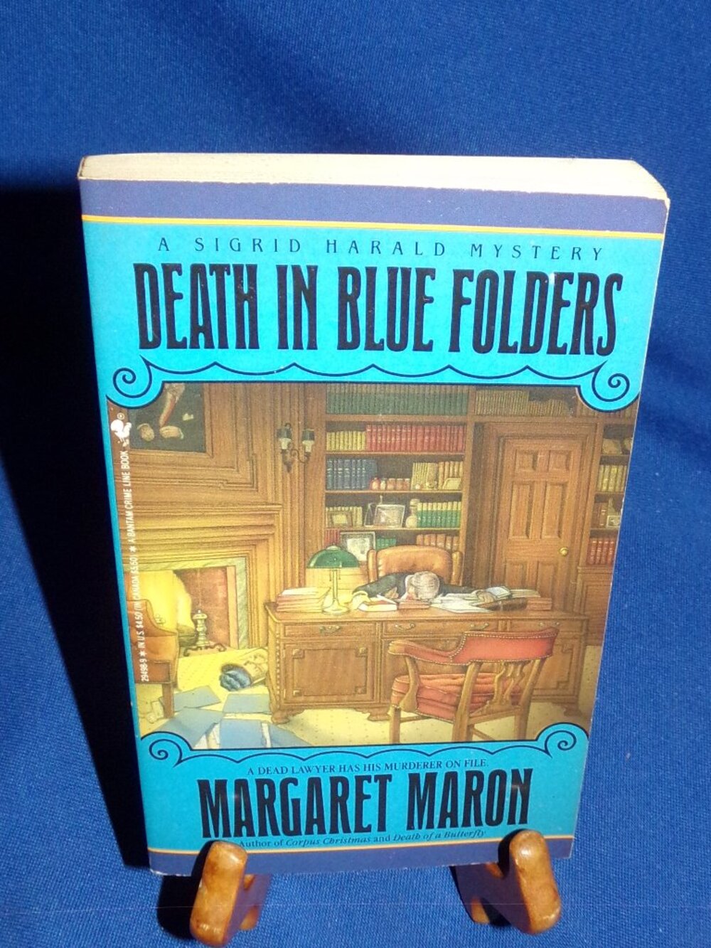 Death in Blue Folders (Sigrid Harald Mysteries) by Margaret Maron, Paperback